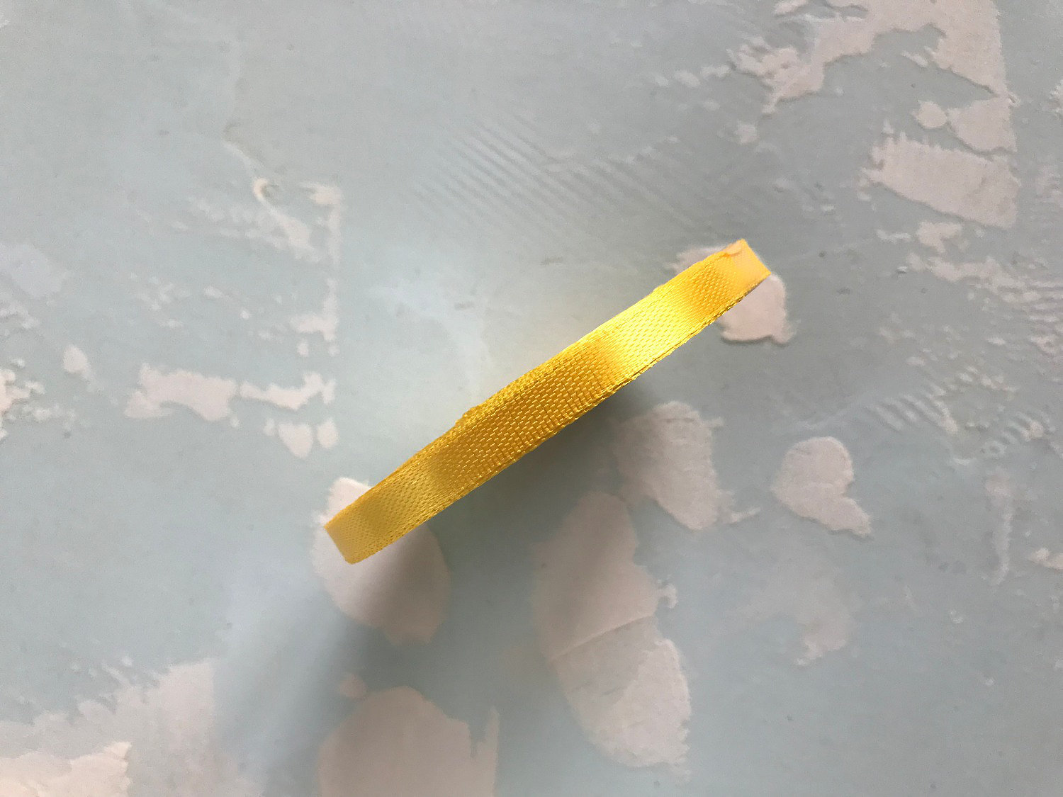 картинка Лента атласная желтая 0,6 см. 25 м от магазина KondiShop