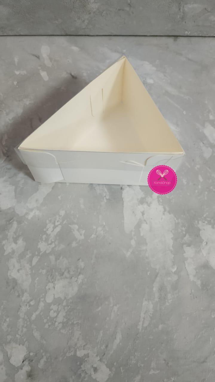 картинка УЦЕНКА Коробка 14/14/12, высота 7, треугольник, белая с пласт. прозр. крышкой, под кусочек торта  от магазина KondiShop