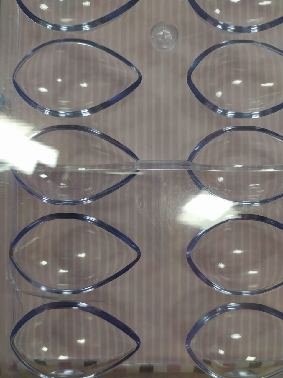картинка УЦЕНКА Форма поликарбонат для конфет Лотос 16 ячеек  от магазина KondiShop