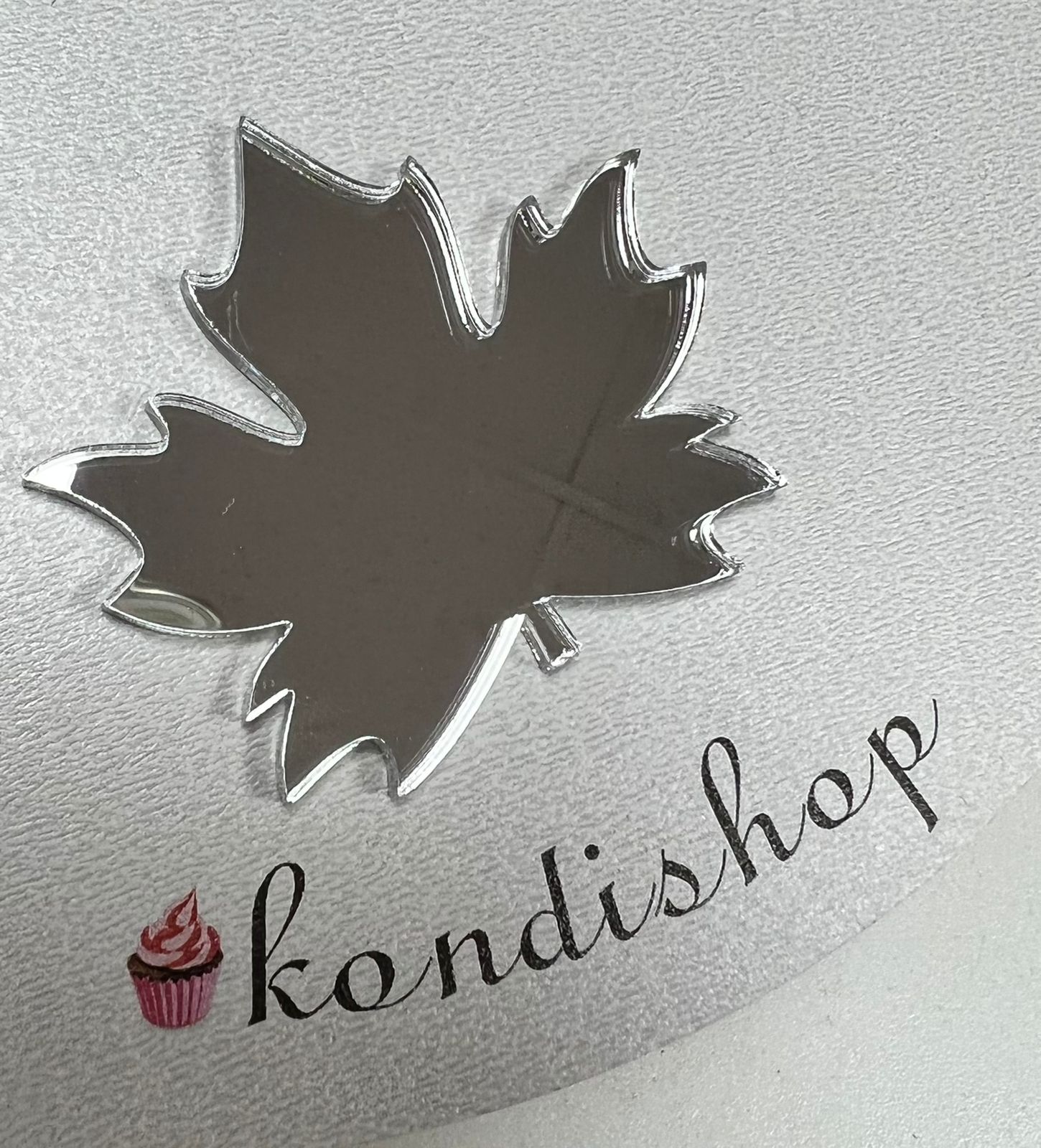 картинка Кленовый лист из акрила серебро от магазина KondiShop