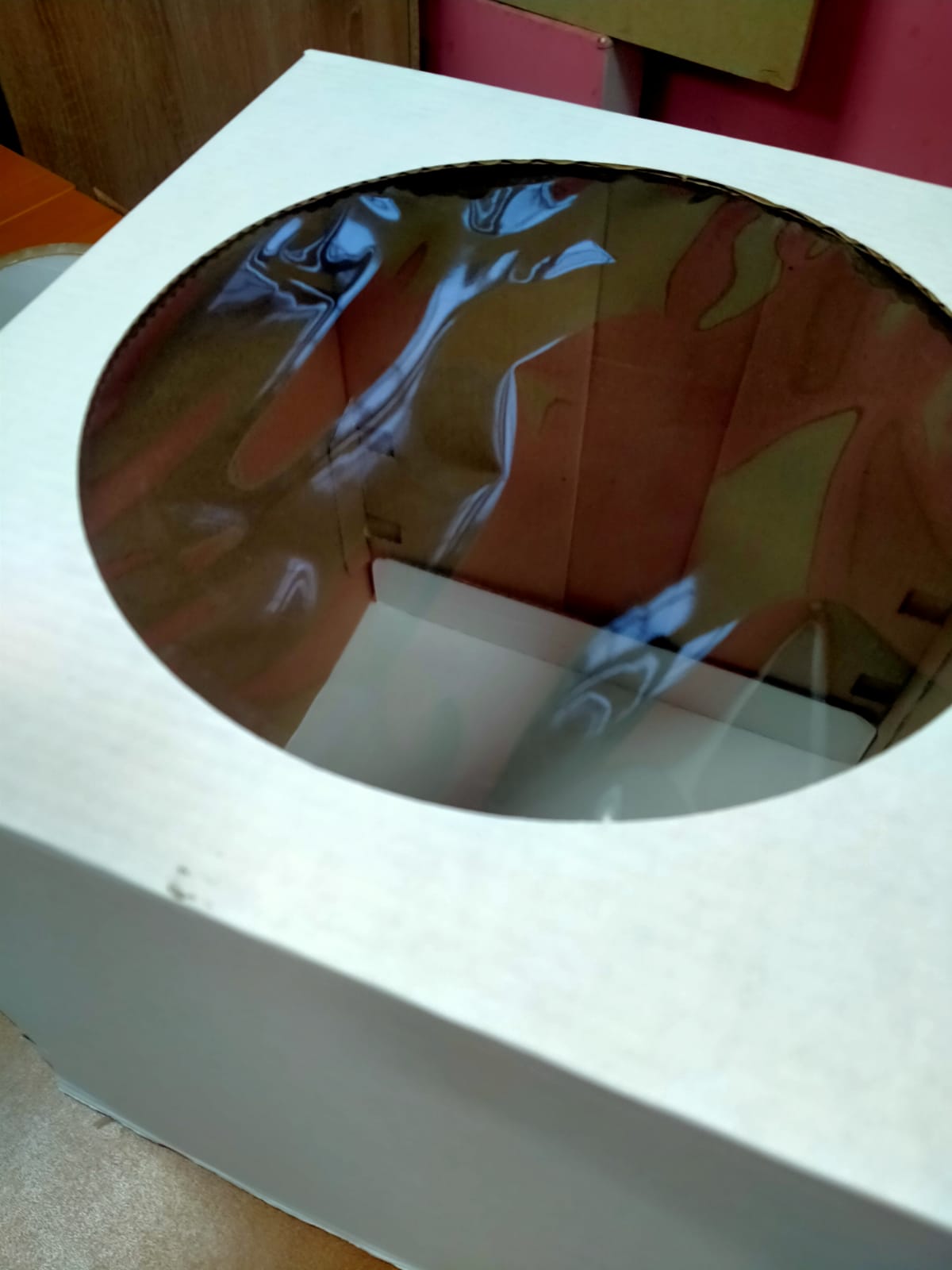 картинка УЦЕНКА Коробка 24/24/26 с круглым окном, белая  от магазина KondiShop