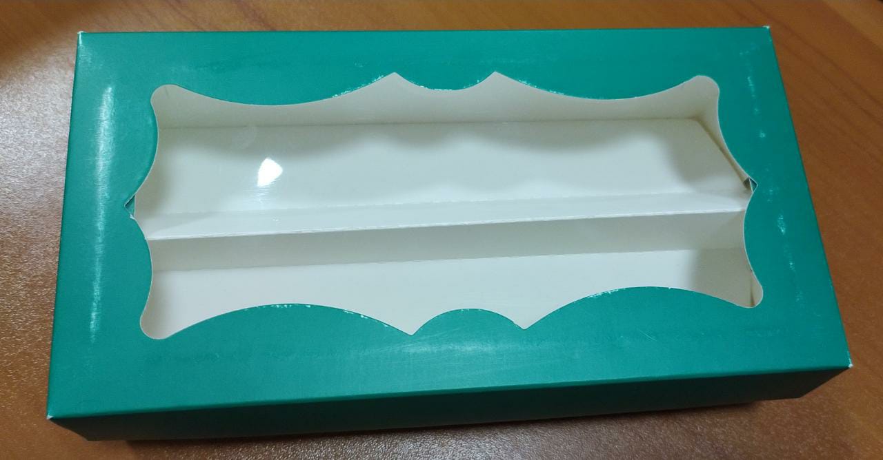 картинка УЦЕНКА Коробка для 12 макаронс с ложементом, 21/11/5,5 зеленая матовая с фигурным окном. от магазина KondiShop