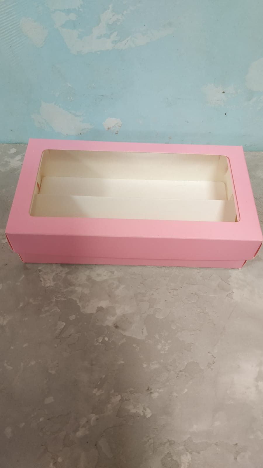 картинка УЦЕНКА Коробка для 12 макаронс с ложементом, 21/11/5,5 розовая с окном от магазина KondiShop