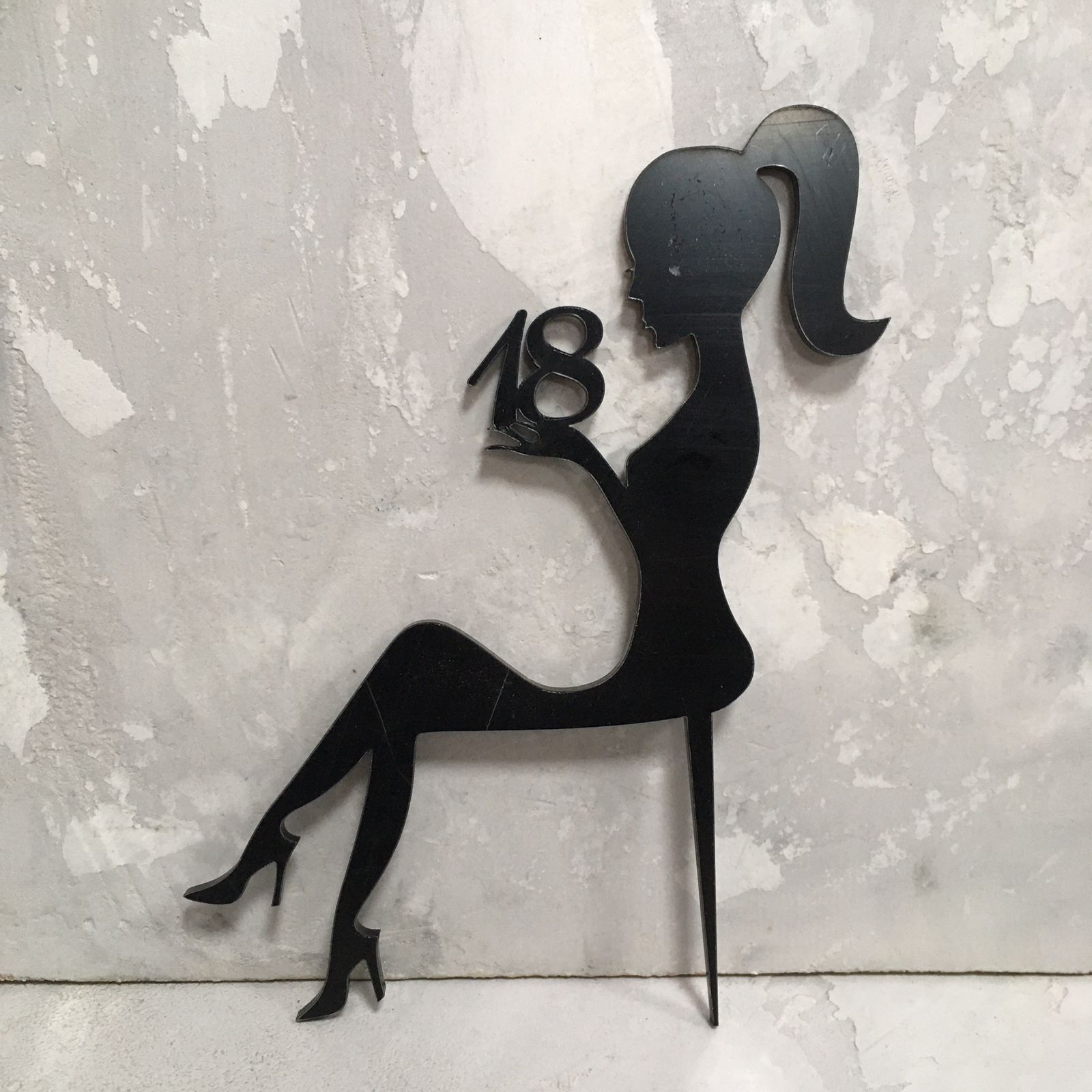 картинка Топпер Сидящая девушка с цифрой 18, пластик, черный, 17,5/14,5 см от магазина KondiShop