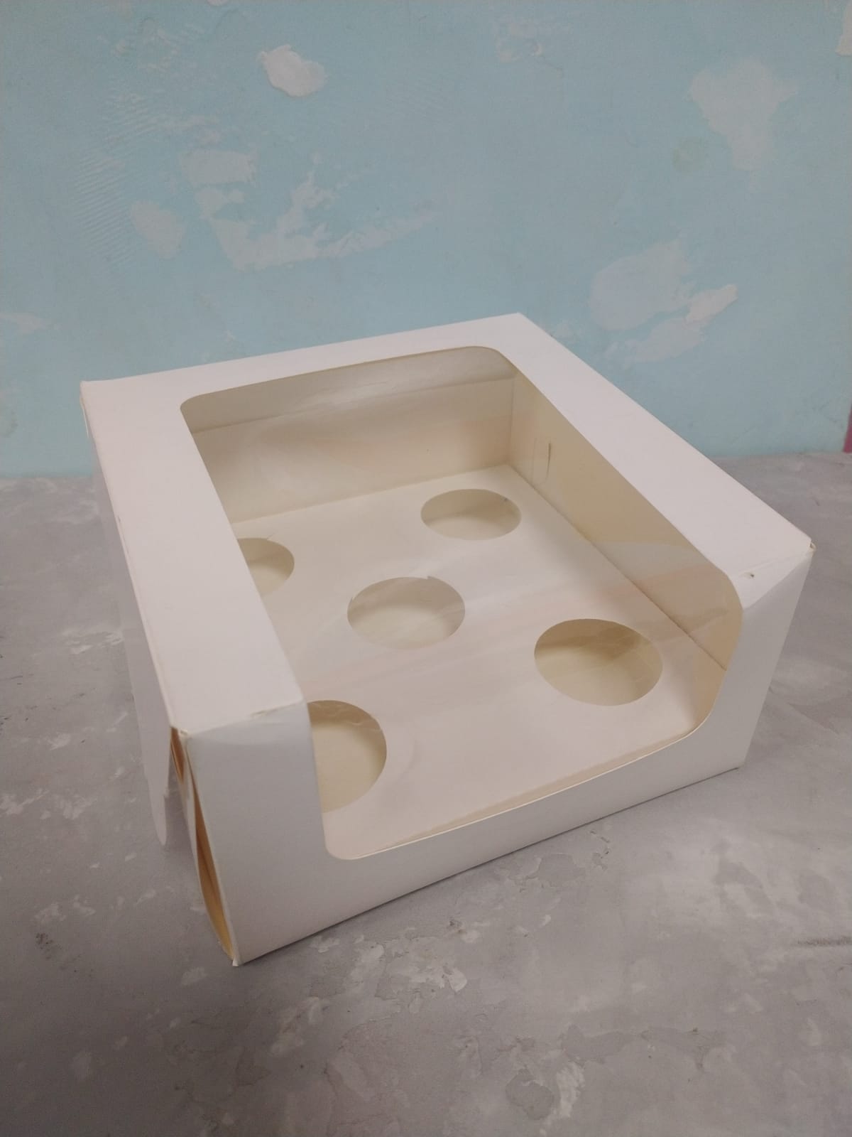 картинка УЦЕНКА Коробка на 5 капкейков с окном. Белая. Мелованный картон. от магазина KondiShop