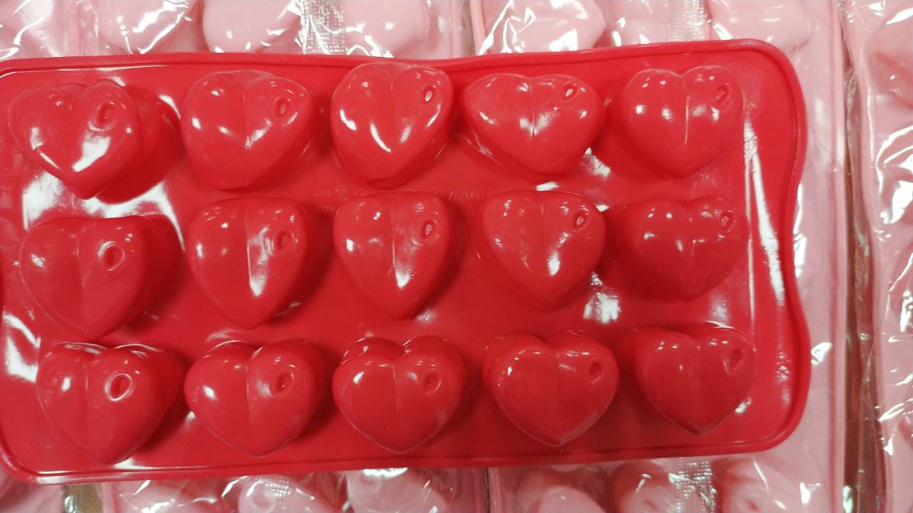 картинка Форма силиконовая Сердечки для шоколада/конфет, 15 ячеек. С деффектом от магазина KondiShop
