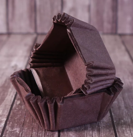 картинка Капсулы для конфет квадрат коричневые 40-42 шт в уп.D 3/3 см. H 1,7 см от магазина KondiShop