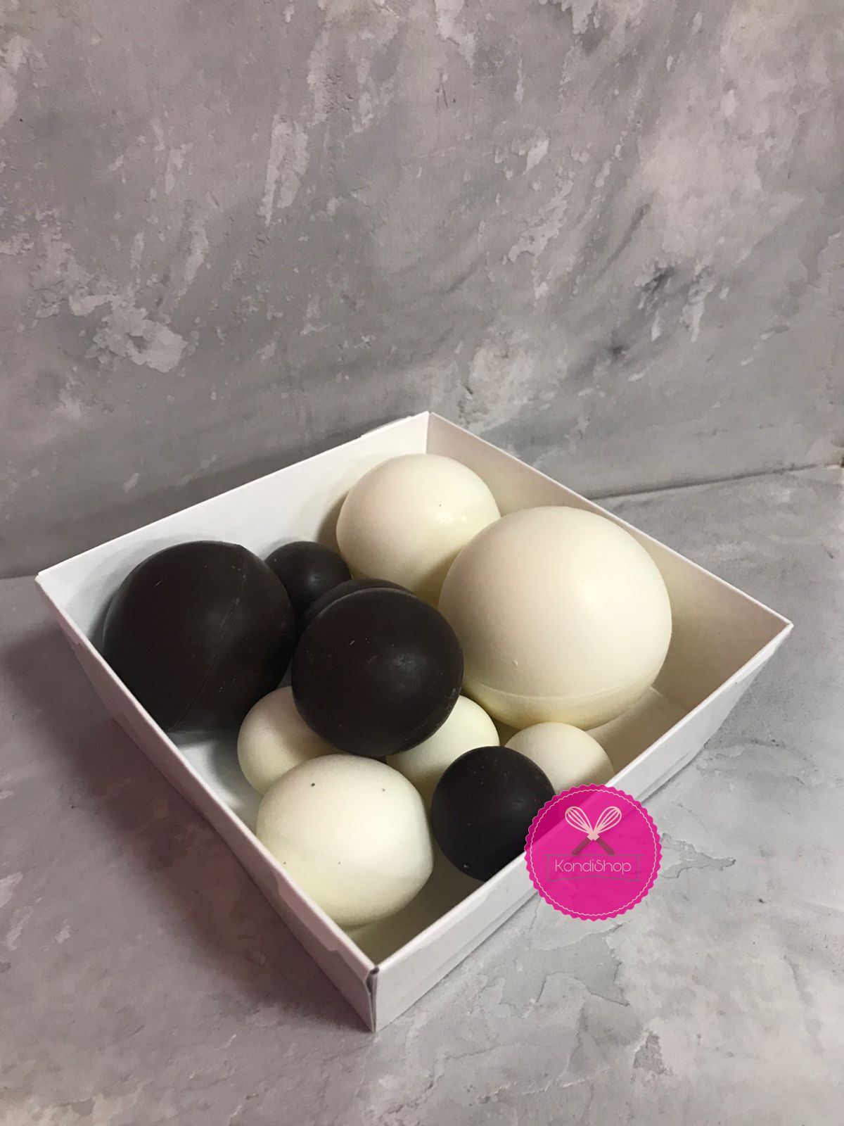 картинка Шары из шоколадной глазури Бело-тёмные 110-135 гр от магазина KondiShop