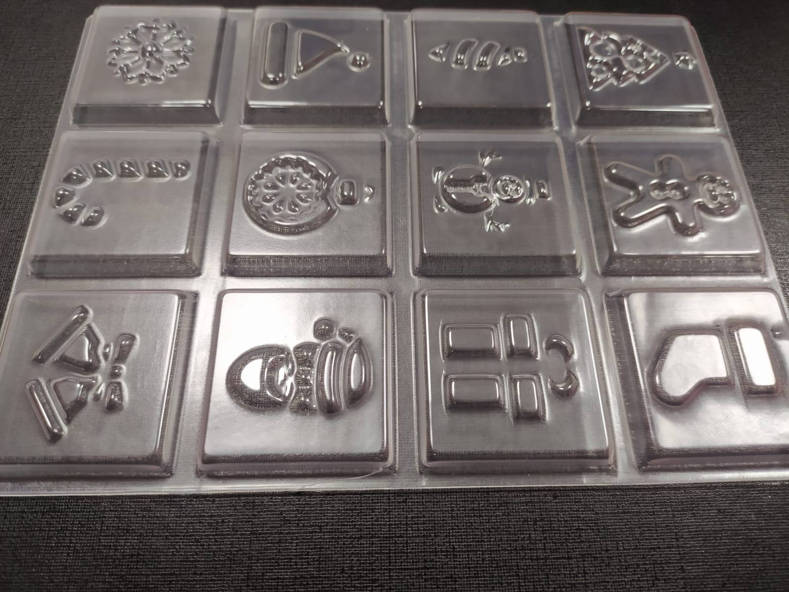 картинка УЦЕНКА Форма пластиковая для шоколада Новогодние плитки 12 шт от магазина KondiShop