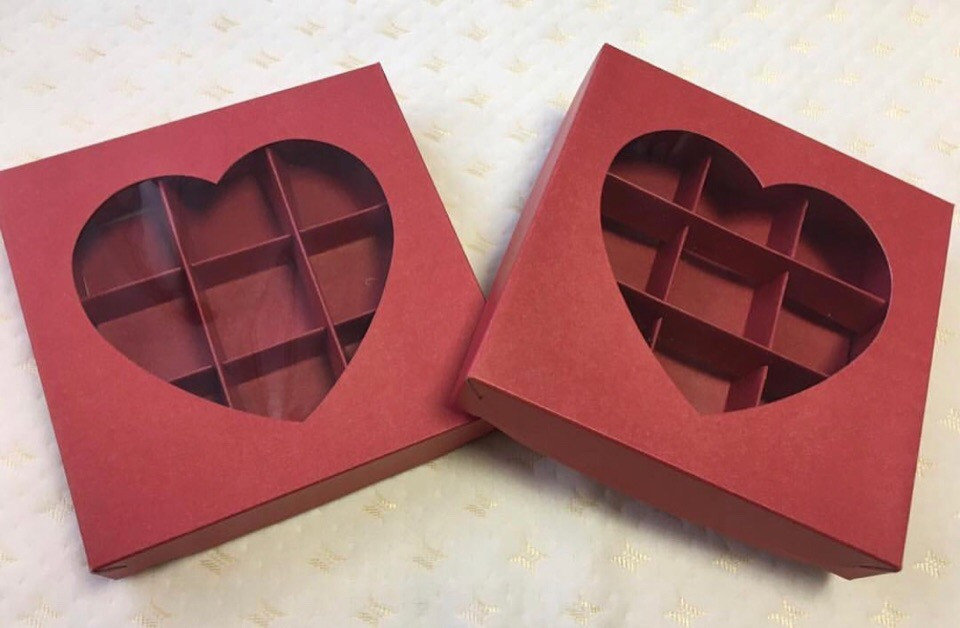 картинка Коробка под 9 конфет Красная Окно сердце от магазина KondiShop