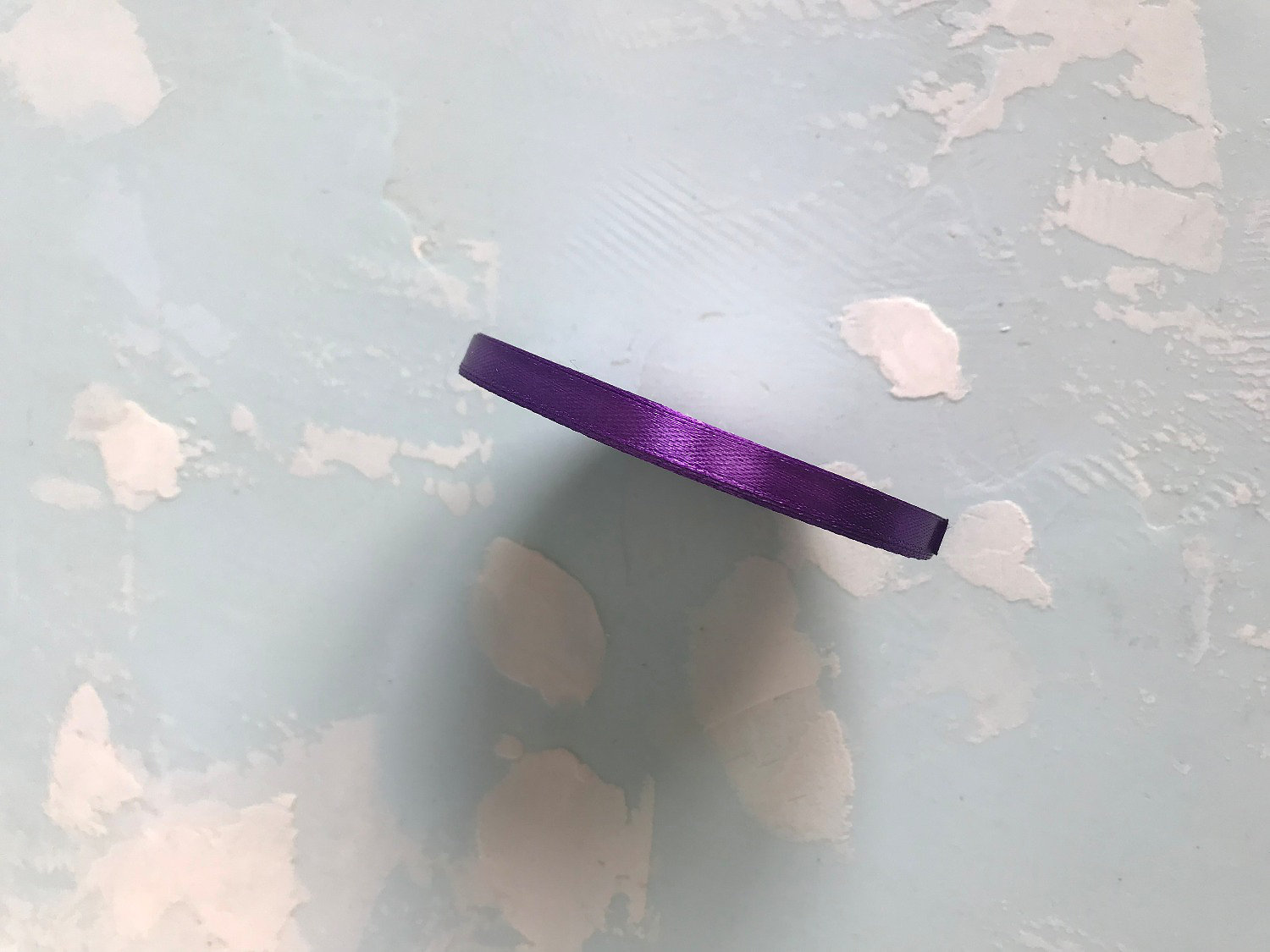 картинка Лента атласная фиолетовая 0,6 см. 25 м от магазина KondiShop
