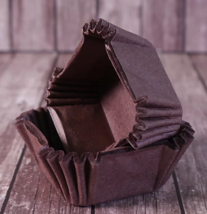картинка Капсулы для конфет квадрат коричневые 20-21 шт в уп.D 3/3 см. H 1,7 см от магазина KondiShop