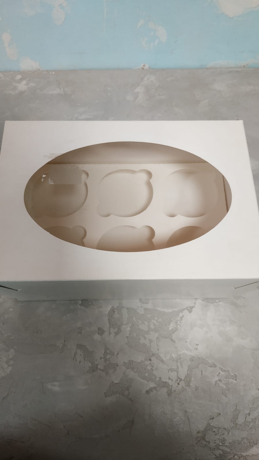 картинка УЦЕНКА Коробка на 6 капкейков с окном. Белая. Мелованный картон от магазина KondiShop